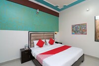 OYO 9905 Hotel Doon Star