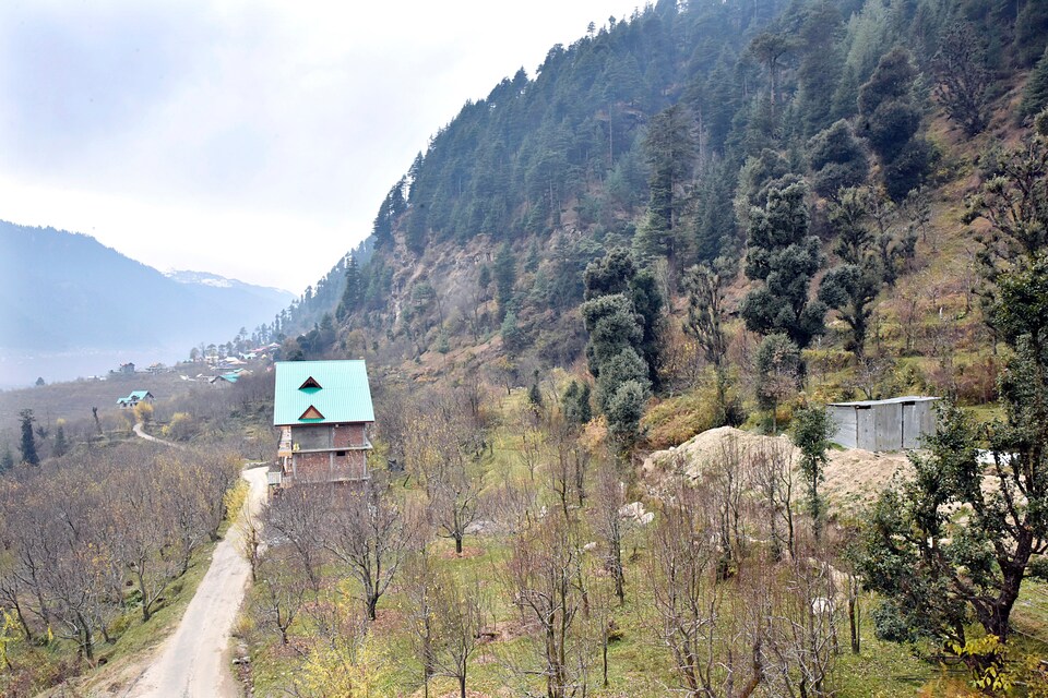 OYO 7004 Lotus Inn River View, Kanyal Road, Manali