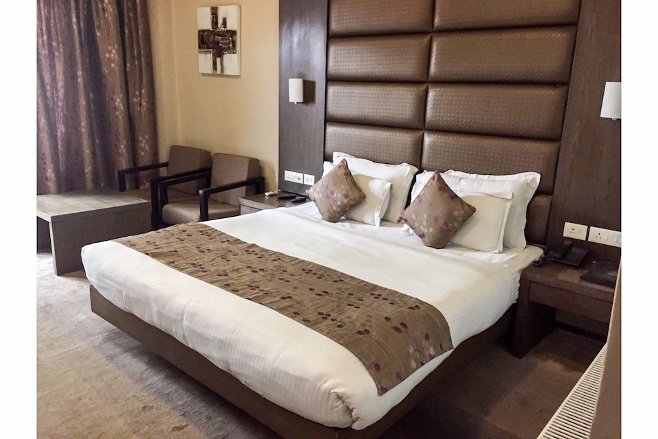 Capital O 9508 Hotel Pine Spring, Rajbagh Srinagar, Srinagar