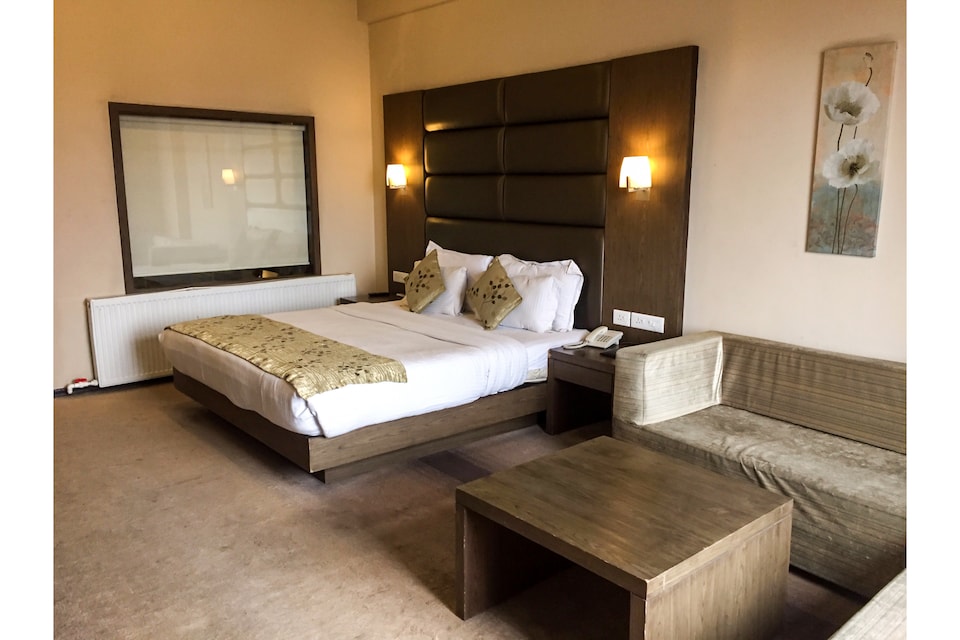 Capital O 9508 Hotel Pine Spring, Rajbagh Srinagar, Srinagar
