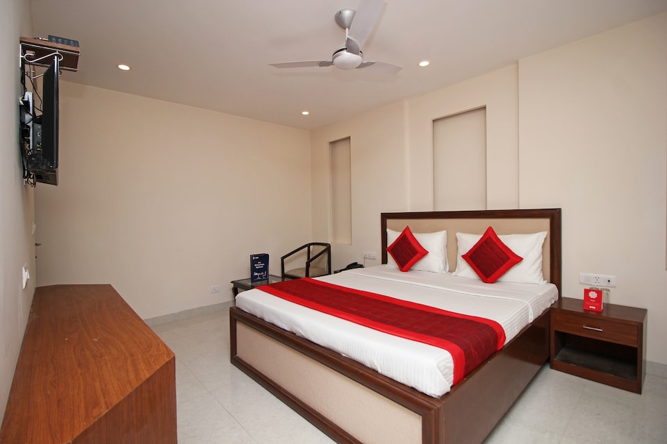 OYO Hotel Blu Pebbles Near Delhi Airport, Airport Delhi, Delhi Transit