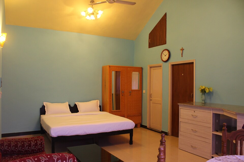 OYO Home 6235 1 Bhk Near Delfino's Super Market, Candolim Goa, Goa
