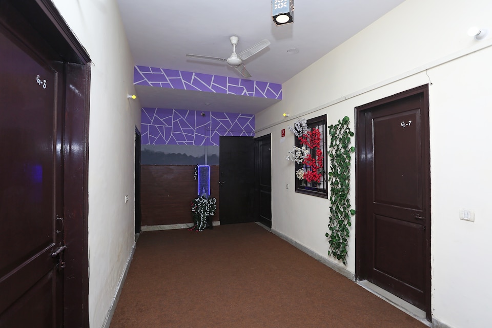 SPOT ON 9077 Golden Tree, Noida Industrial Area Mamura, Noida