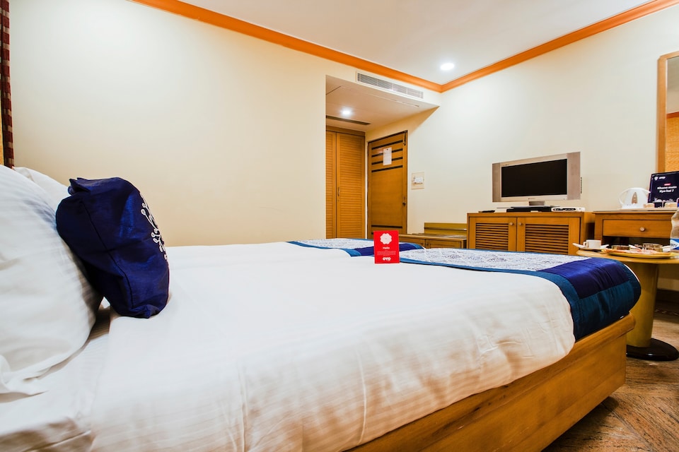 OYO 9303 Celebrity Skyhy Rooms, Begumpet-II, Hyderabad