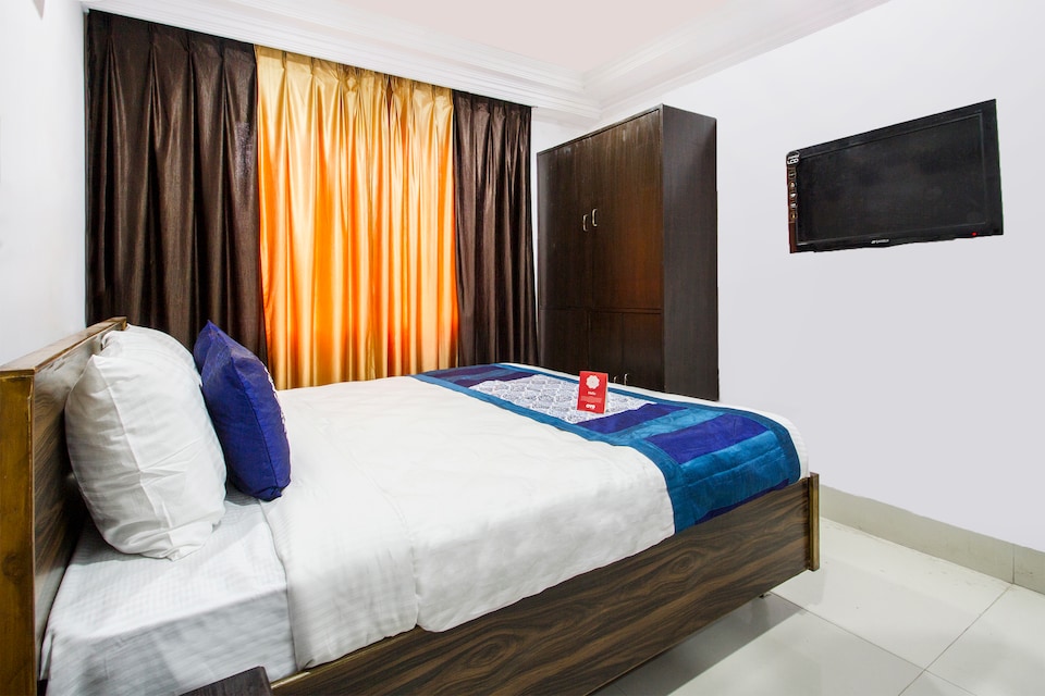 OYO Hotel Srinivasa Central Near Birla Mandir, Lakdikapul, Hyderabad