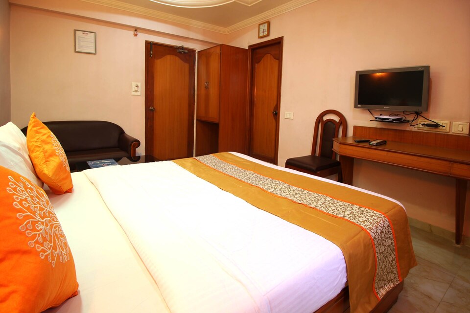 OYO Rooms 042 Near V S Hospital, Ashram Road Ahmedabad, Ahmedabad