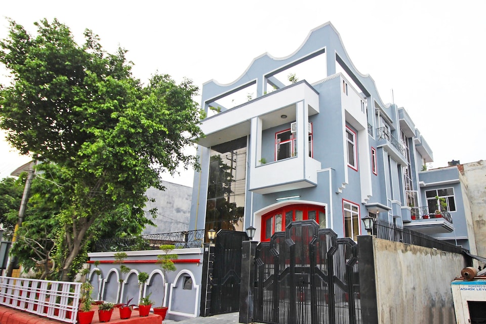 Capital O 9222 Winsome Hotel, Noida Expressway SEZ, Noida