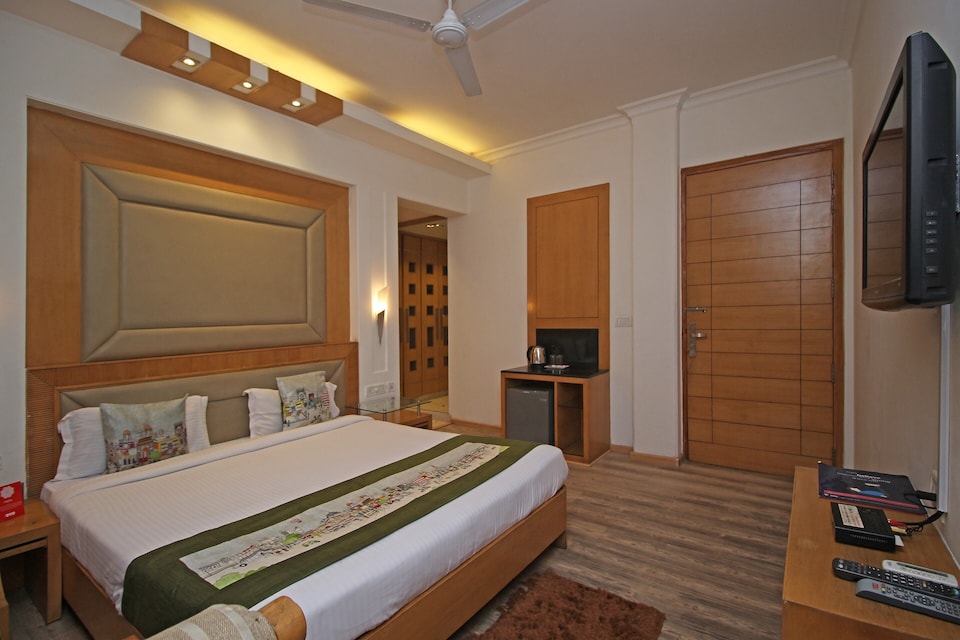 OYO Aambson View Near Aravali Biodiversity Park, Cyber City, Gurgaon