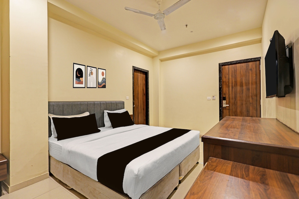 Super Townhouse Vadodara Railway Station Road Formerly Hotel Raajpath, Alkapuri Vadodara, Vadodara