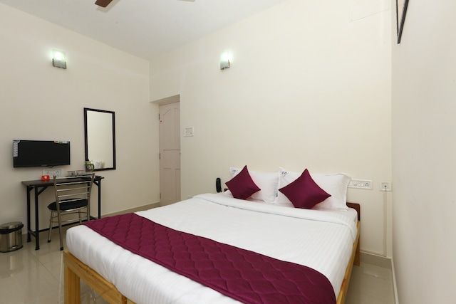 OYO Olive Castles Inn Near Ecr Beach