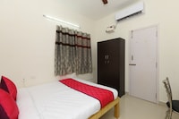 OYO Olive Castles Inn Near Ecr Beach