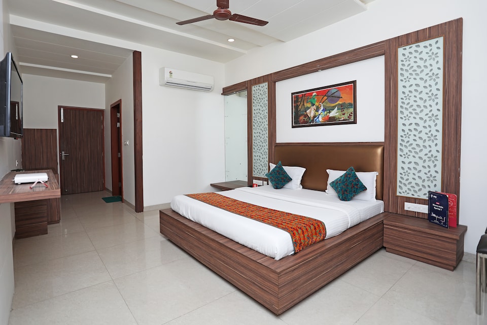 OYO 10343 Hotel Heera Foods, Birla Mandir Mathura, Mathura