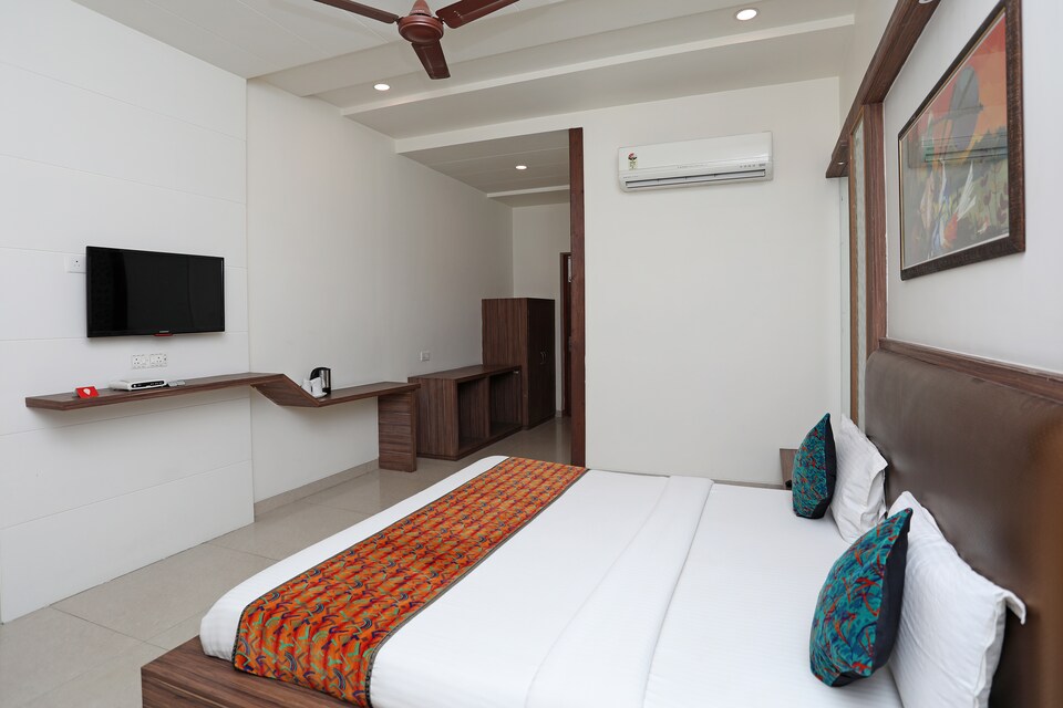 OYO 10343 Hotel Heera Foods, Birla Mandir Mathura, Mathura
