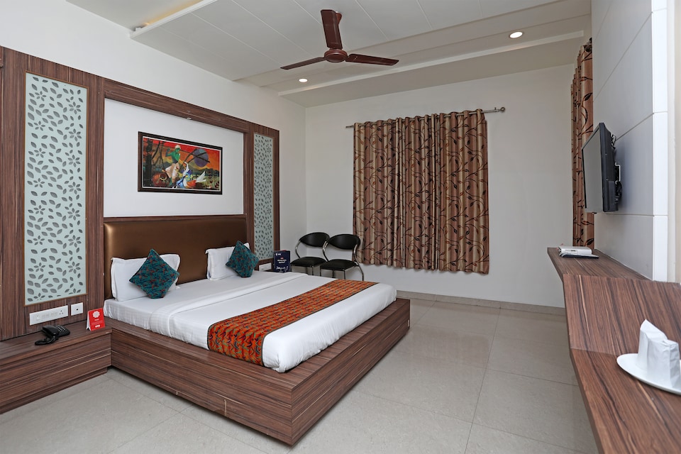 OYO 10343 Hotel Heera Foods, Birla Mandir Mathura, Mathura