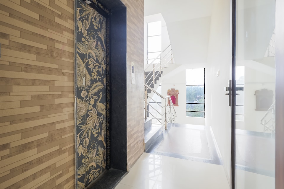 Hotel O SHOOLIN, radission square, Indore