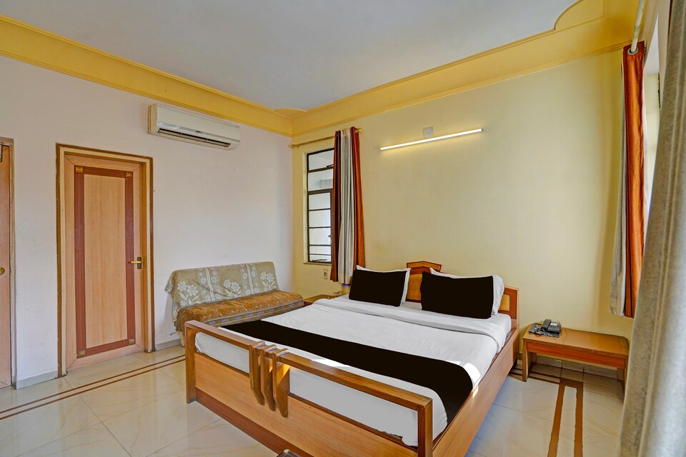 Collection O Dandiya Bazar Formerly Vrundavan Residency, Sayajigunj Vadodara, Vadodara