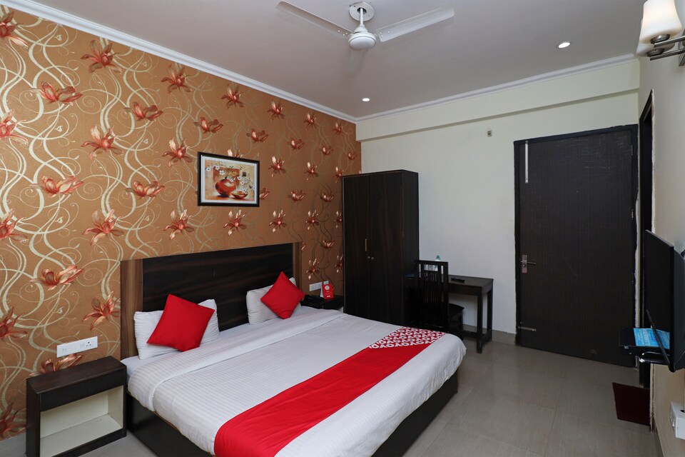 OYO 9587 The Royal Crowne , HUDA CENTRE 1, Gurgaon