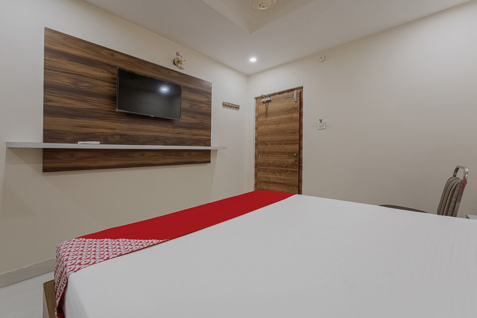 OYO Flagship 83424 Swapna Grand Smart Stay, Governorpet Vijayawada, Vijayawada