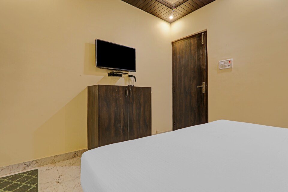 Flagship 83473 Hotel Kp, Lanka, Varanasi