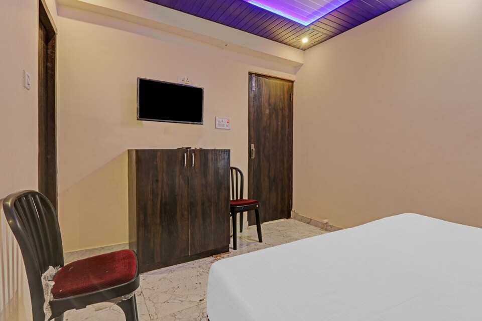 Flagship 83473 Hotel Kp, Lanka, Varanasi