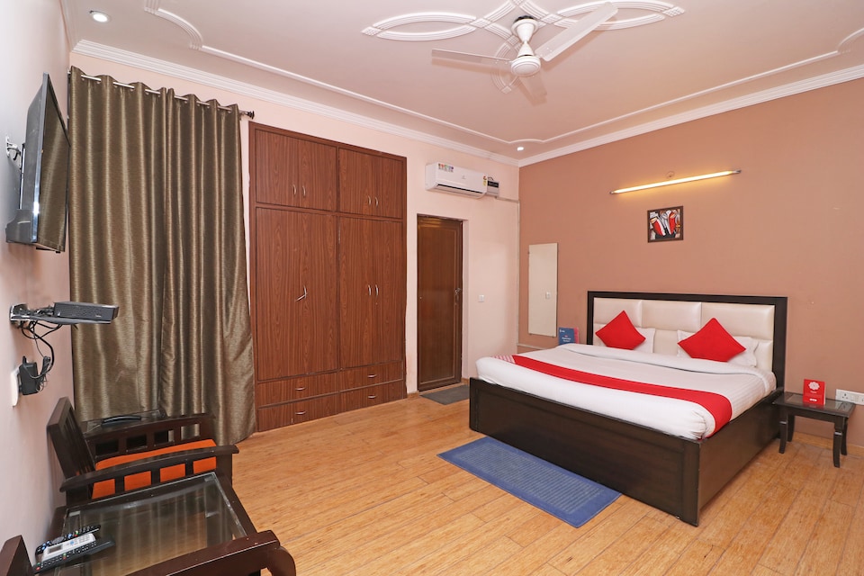 OYO Mascot Pentazz Near Nsez Metro Station, Noida Expressway SEZ, Noida