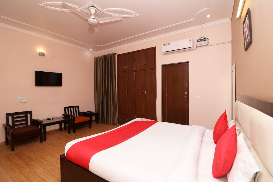 OYO Mascot Pentazz Near Nsez Metro Station, Noida Expressway SEZ, Noida