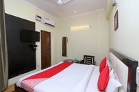 OYO Mascot Pentazz Near Nsez Metro Station