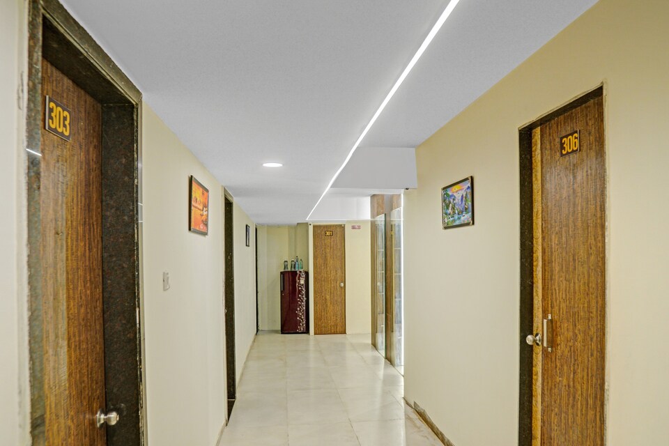 Flagship 83532 Hotel Cloud, Airport Surat, Surat