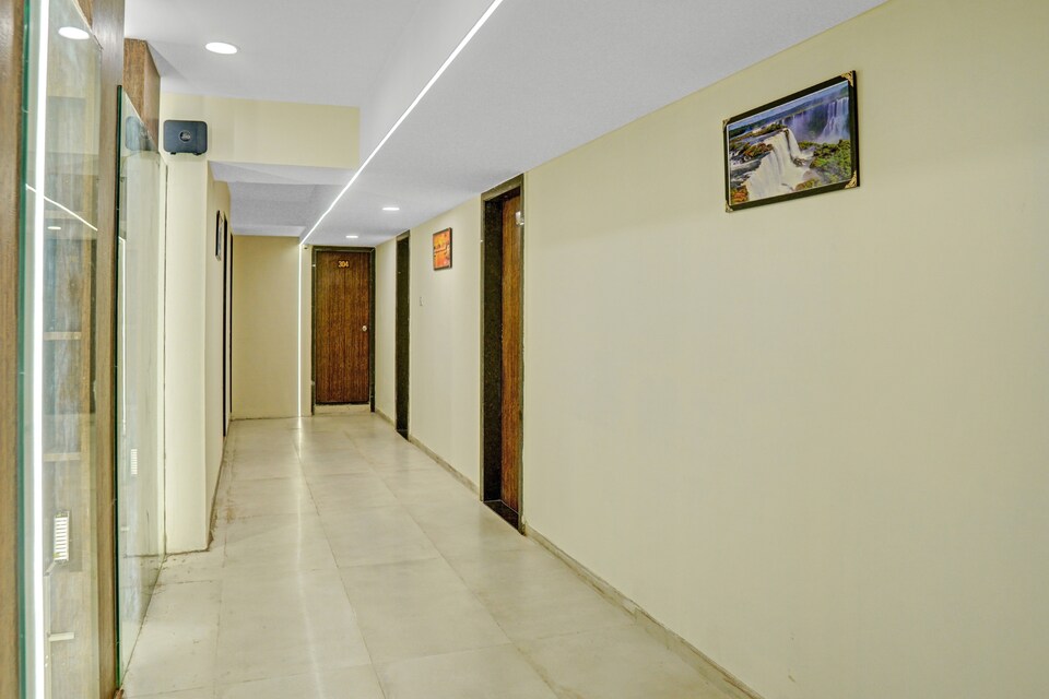 Flagship 83532 Hotel Cloud, Airport Surat, Surat