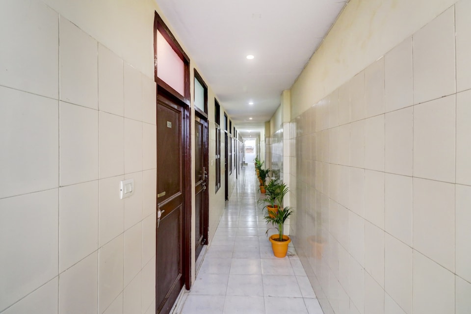 Collection O Clark Village, Rohini Delhi, दिल्ली