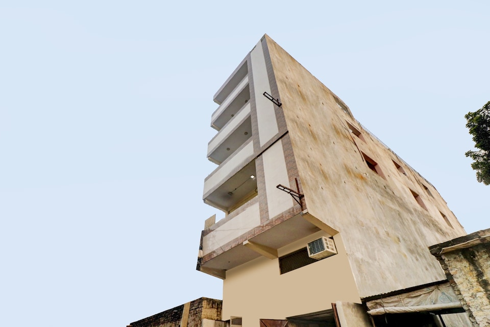 Collection O Clark Village, Rohini Delhi, दिल्ली