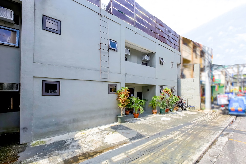 Vaccinated Staff - OYO 829 Kysabel 4 Hotel, Quezon City, Quezon City