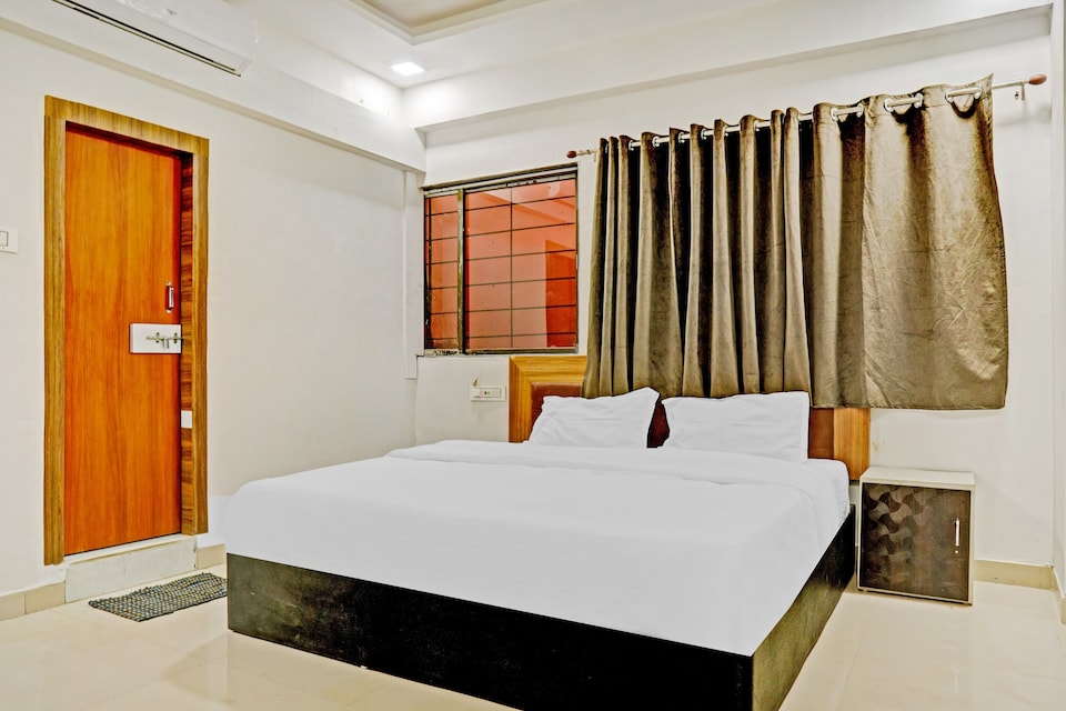 Flagship 83699 Hotel Vijay, Airport Surat, Surat