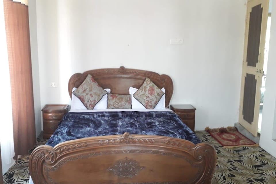 POP New Heidi Houseboat, Dal-lake cluster, Srinagar