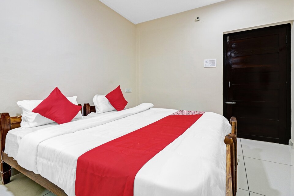 OYO Flagship 83718 Chandrika Tourist Home, Aluva Kalamassery Kochi, Kochi