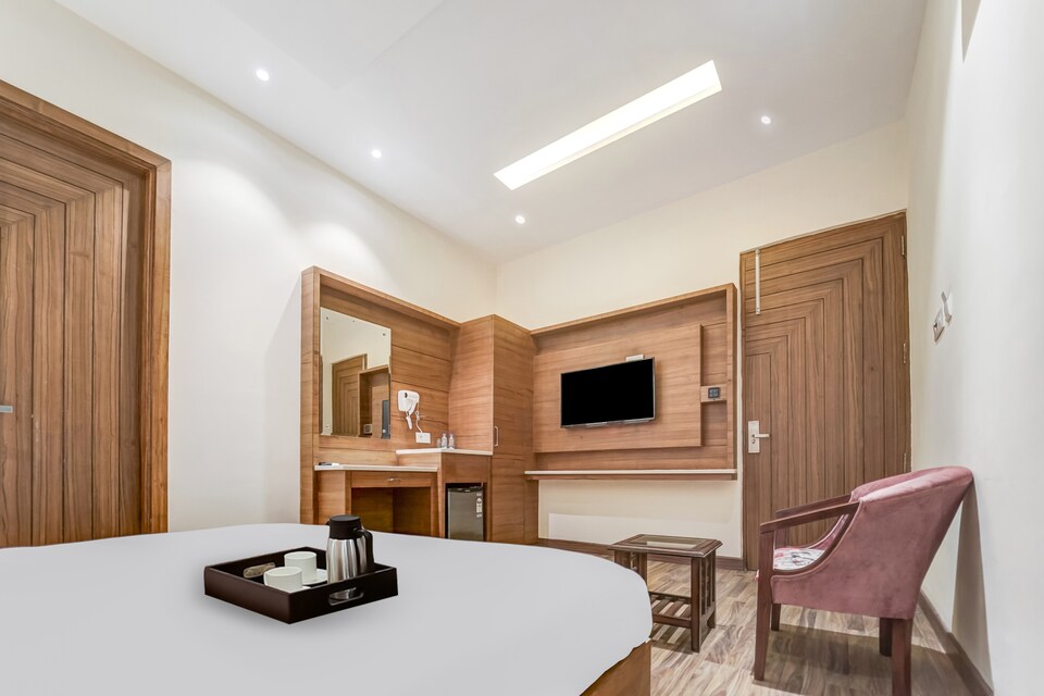 OYO Townhouse 650 Hotel Aura, Queens Road Amritsar, अमृतसर