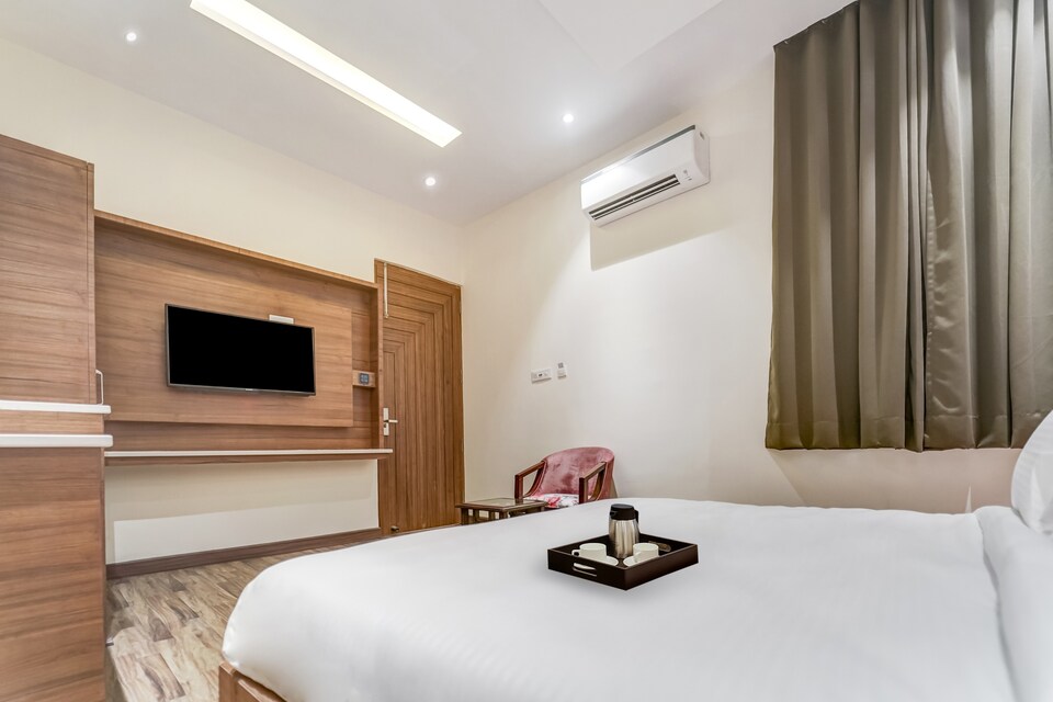 OYO Townhouse 650 Hotel Aura, Queens Road Amritsar, अमृतसर