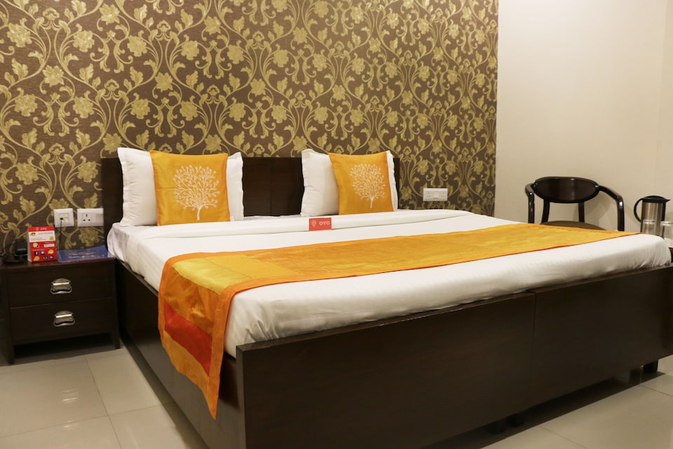 OYO 1300 New Friends Colony, New Friends Colony Delhi, Delhi