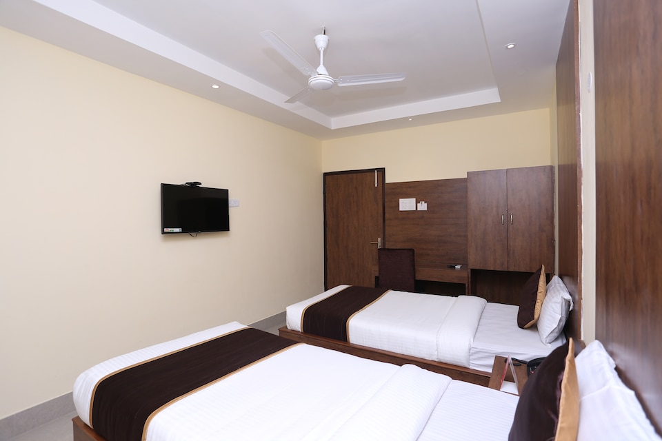 Capital O 9814 Hotel Parnil Palace 2, Uzan Bazar Guwahati, Guwahati