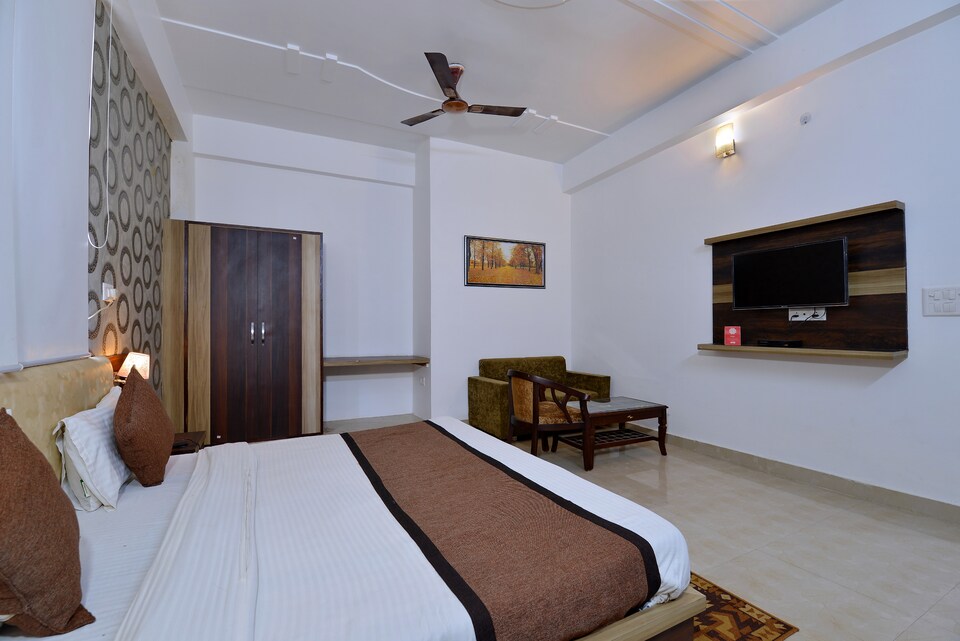 OYO P S Villa, Fatehabad Road, Agra