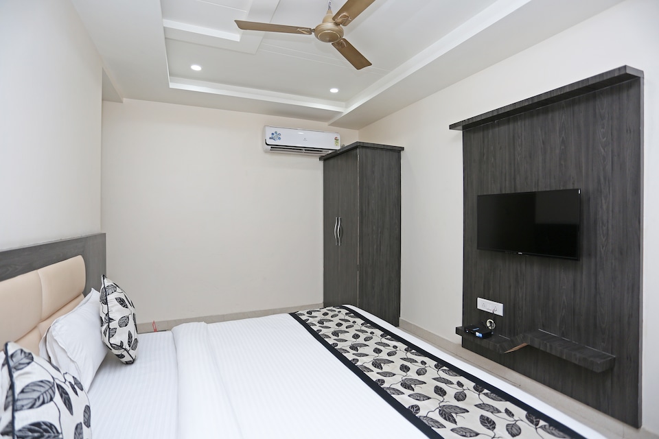 OYO 9919 Nandgiri Palace, City Centre, Gwalior