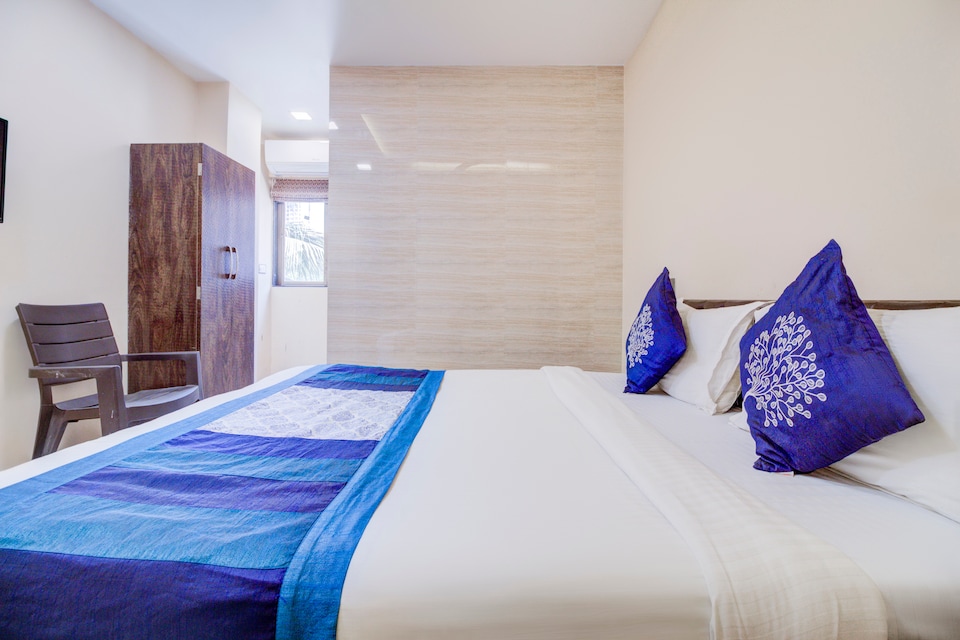 OYO Hotel Girgaon Palace Near Marine Drive Beach, Mumbai Central, Mumbai