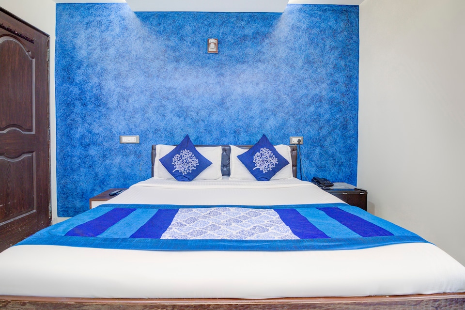 OYO Hotel Girgaon Palace Near Marine Drive Beach, Mumbai Central, Mumbai