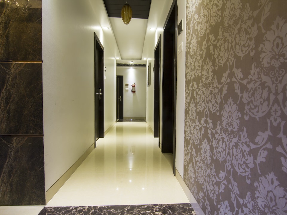 OYO Premium 131 CST, Mumbai CST-Churchgate-Colaba, Mumbai