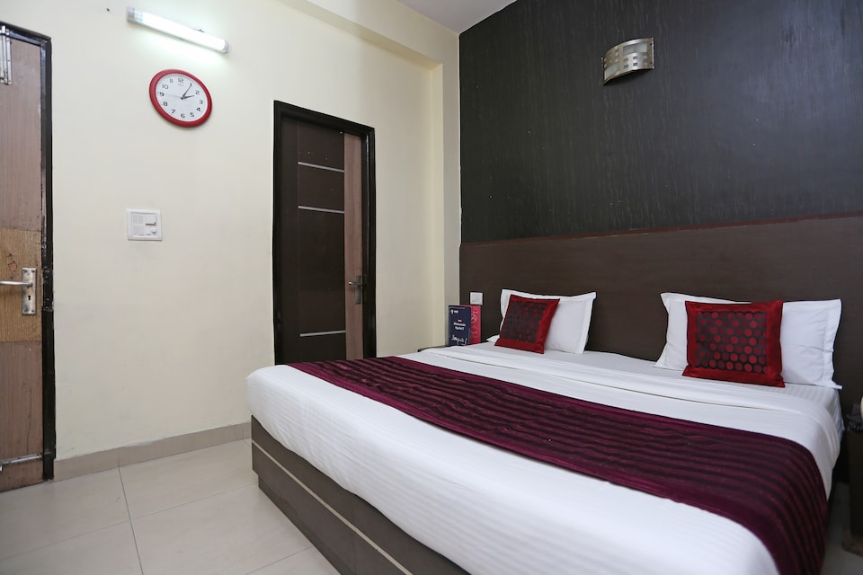 OYO 9601 Hotel Sunshine Residency Castle, Noida City Metro, Noida