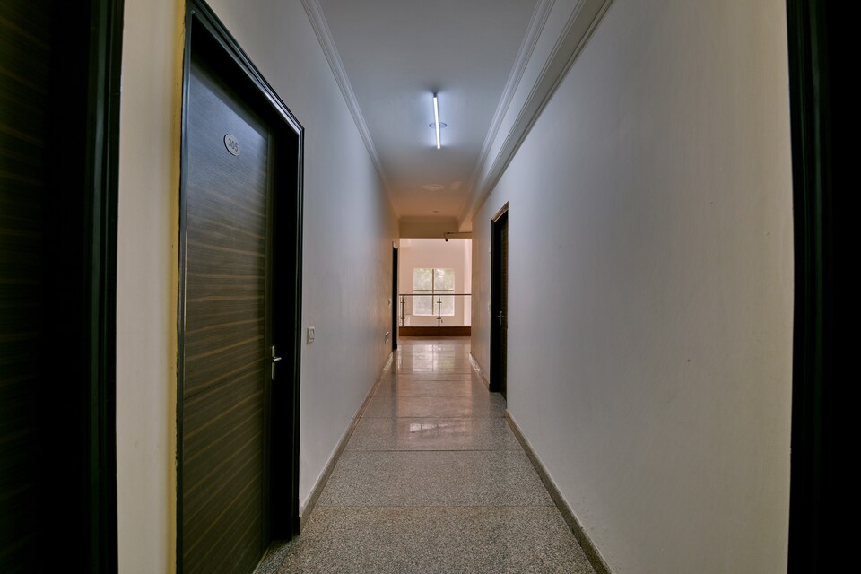 OYO Flagship 273 Noida Expressway SEZ, Noida Industrial Area Mamura, नोएडा
