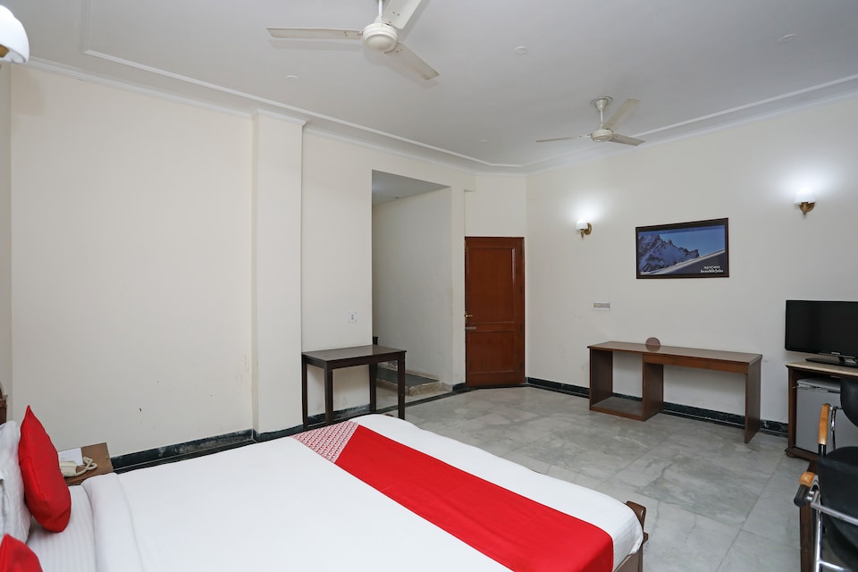 OYO 9663 Hotel JustStay, Golf Course Road, Gurgaon