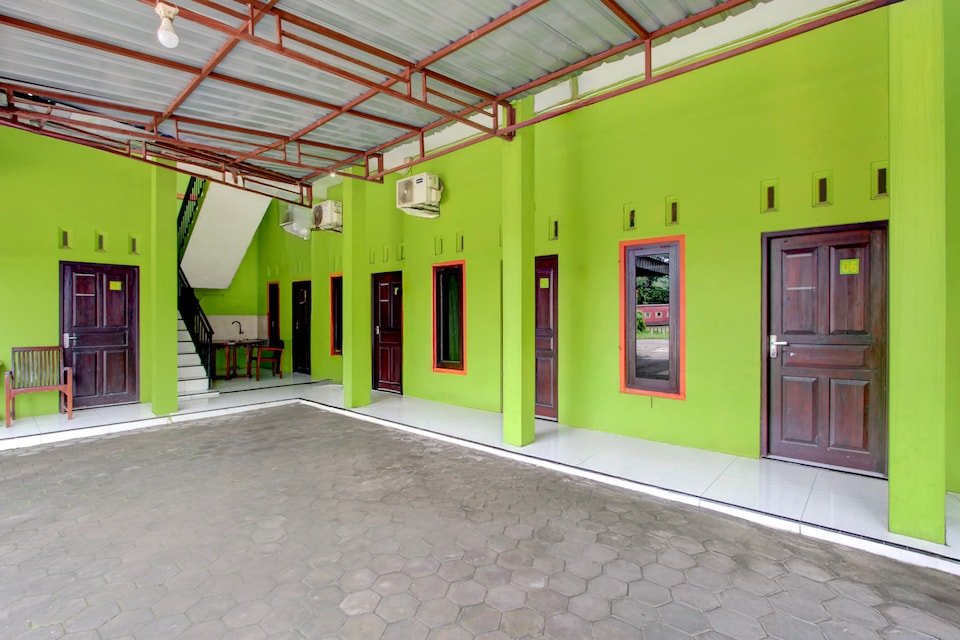 OYO 90760 Almadina Family Homestay, Jepara, Jepara