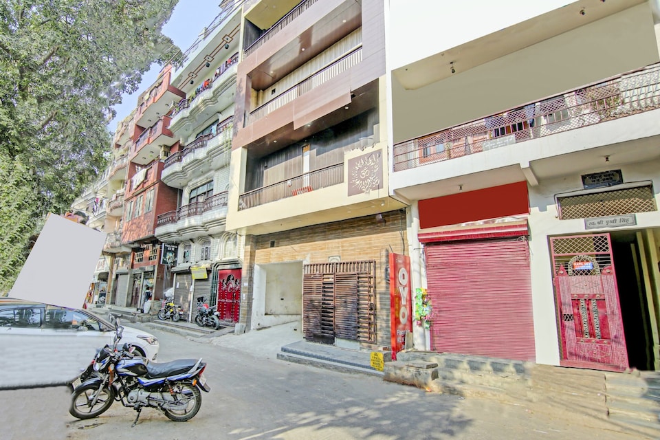 Collection O Hotel Small Town Near Satyam Inox Patel Nagar, Rohini Delhi, Delhi