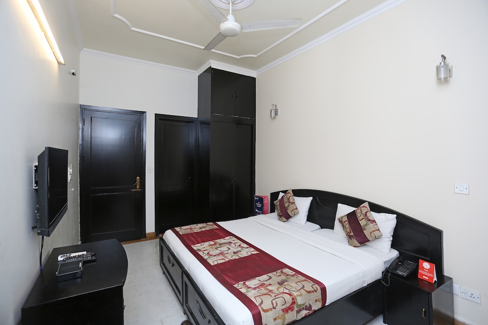 OYO 9606 Hotel City Center, Kalkaji Delhi, Delhi